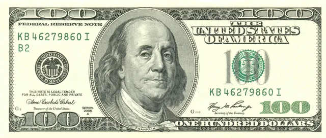 Nota de 100 dólares cabeção, série 2006A, com o retrato grande de Benjamin Franklin e sem a faixa azul