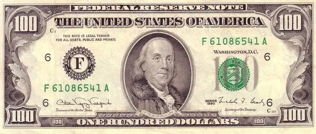 Nota de 100 dólares cabecinha, série 1990, com o retrato pequeno de Benjamin Franklin no centro