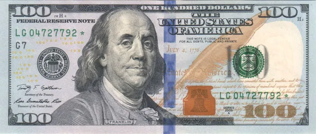 Nota de 100 dólares nova, série 2009, com a faixa azul vertical de segurança